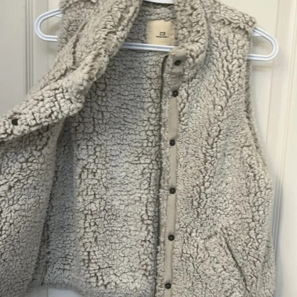Thread & Supply Faux Fur Cozy Warm Sherpa Vest | Size XS Ivory - Picture 5 of 7